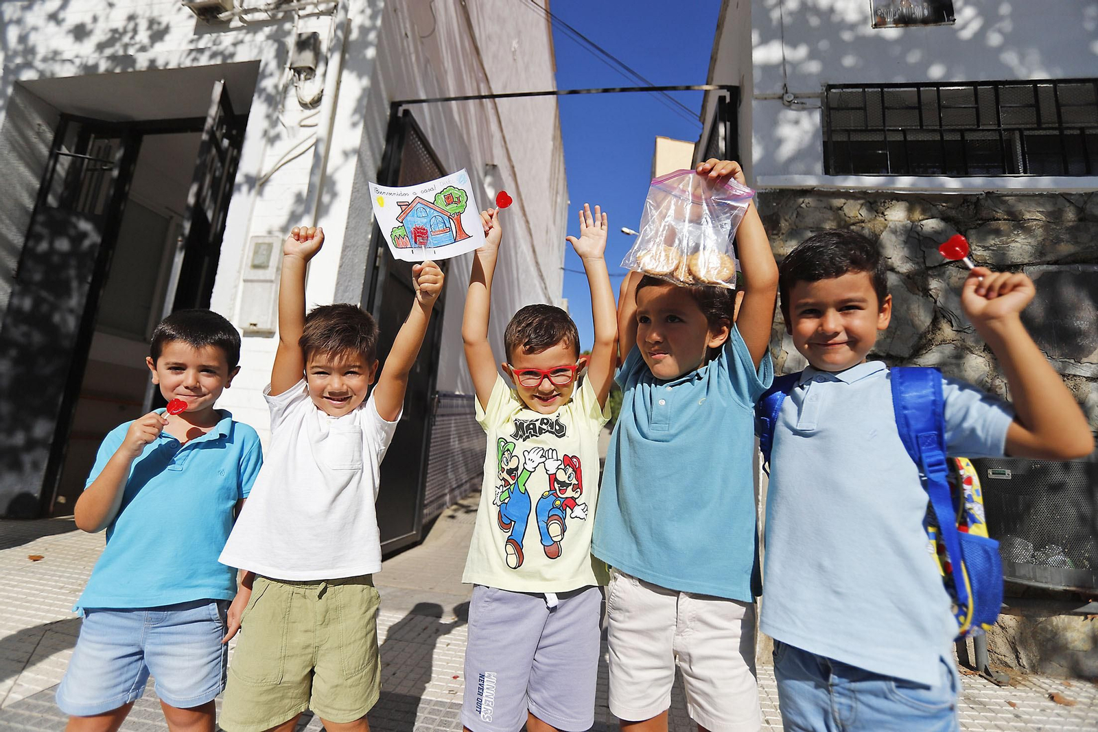 Niños de Huelva el pasado año el día de la vuelta al cole.