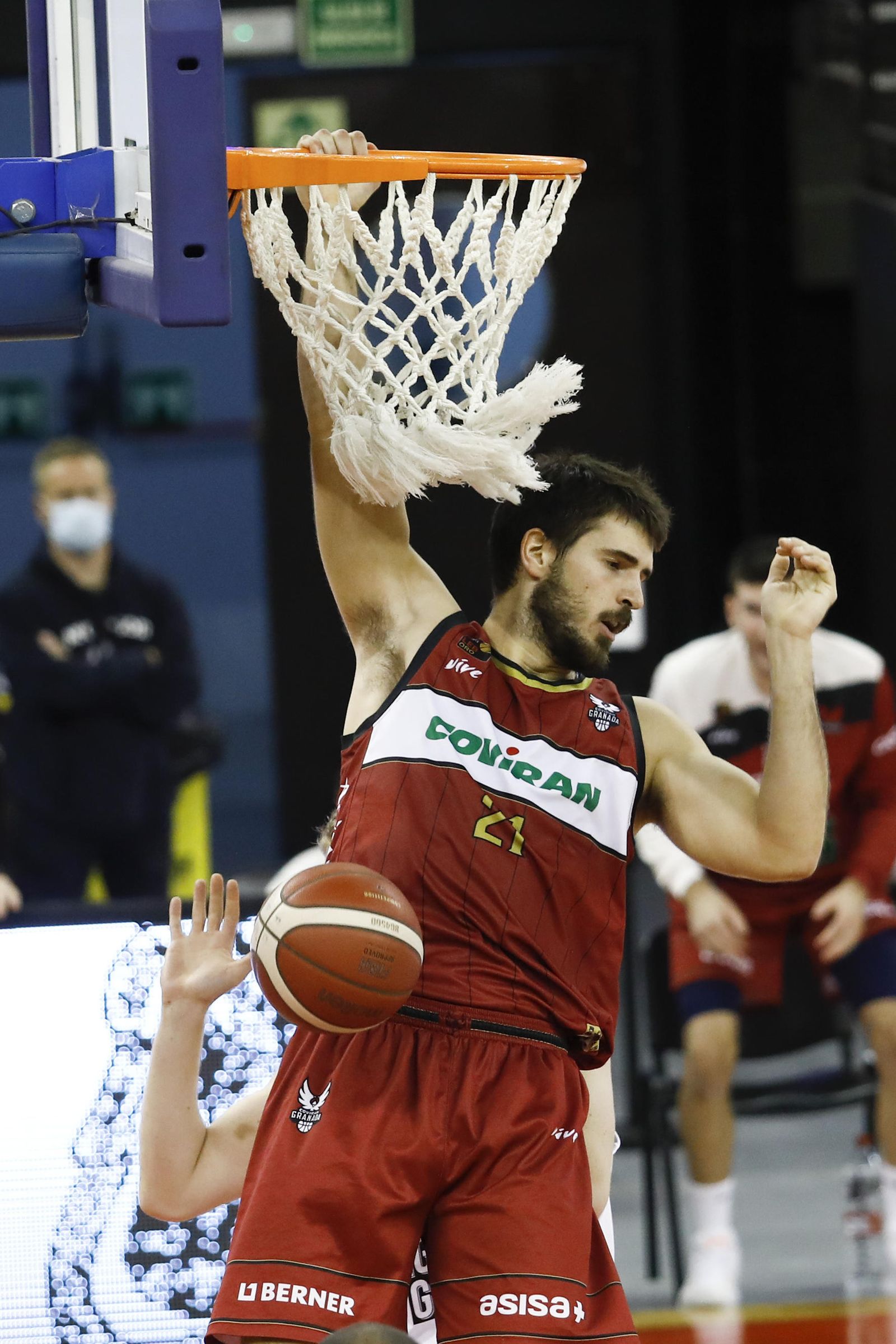 David Iriarte machaca el aro del Girona.