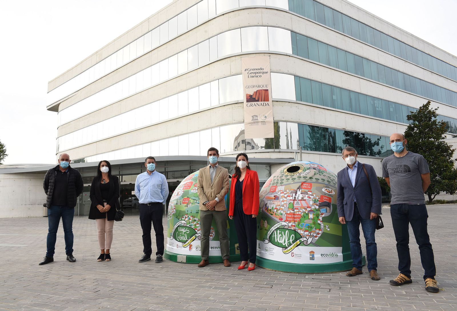 Imagen de dos de los contenedores personalizados entregados a los municipios granadinos.