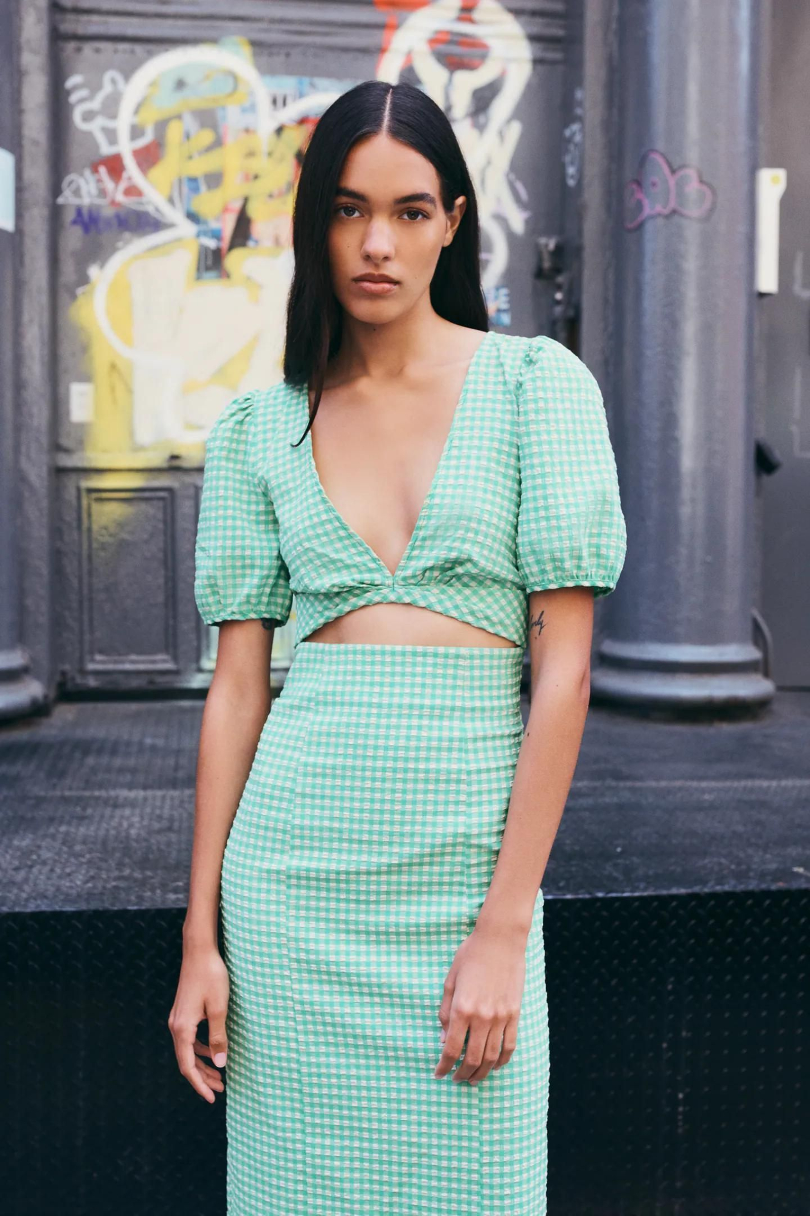 Vestido cut out de cuadros vichy de Zara.