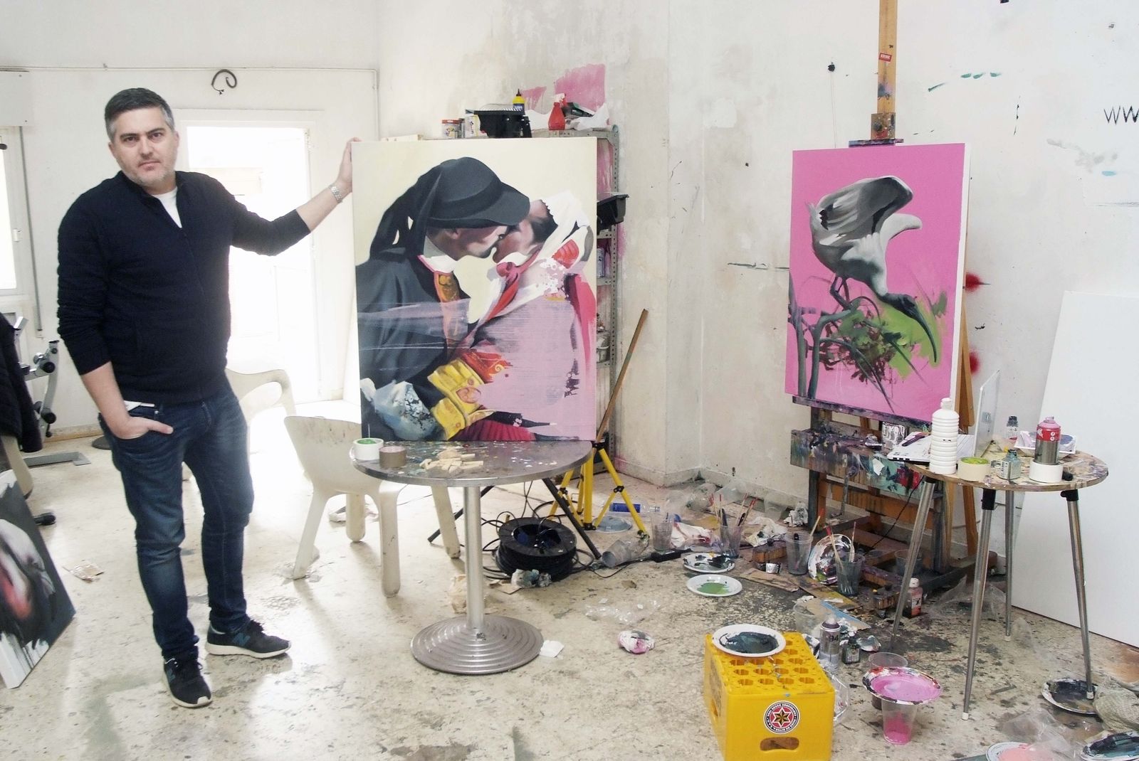 El artista almeriense muestra dos de las obras que se expondrán en Madrid.