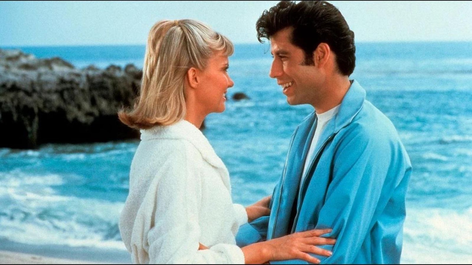 Los protagonista de 'Grease' viven un apasionado romance de verano que luego se desarrolla en el curso académico.