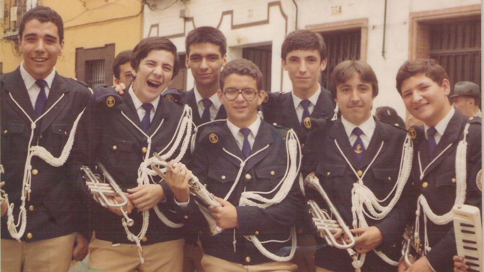 En el recuerdo. Procesión del Corpus de Triana de 1981. Un jovencísimo Julio Vera, segundo por la derecha, aparece junto a otros integrantes de la banda de las Tres Caídas. Todavía llevan trompetas, puesto que la banda no había adoptado el estilo actual.