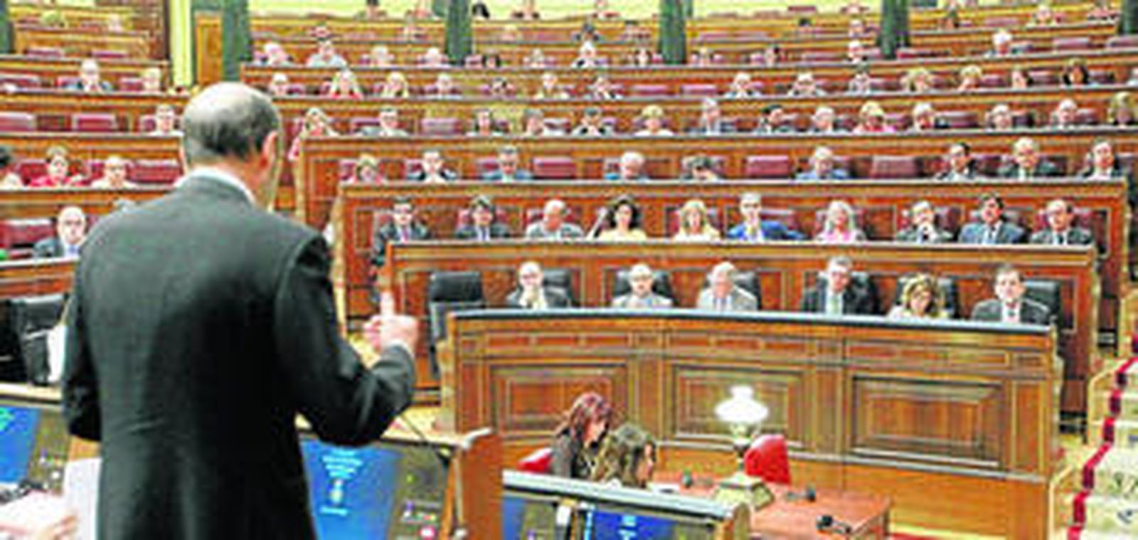 Alfredo Pérez Rubalcaba, líder del PSOE, dirigiéndose en el Congreso al jefe del Ejecutivo, Mariano Rajoy.