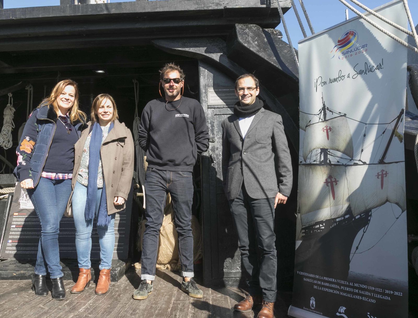 El alcalde, Víctor Mora, visitó la Nao Victoria con otras autoridades locales.