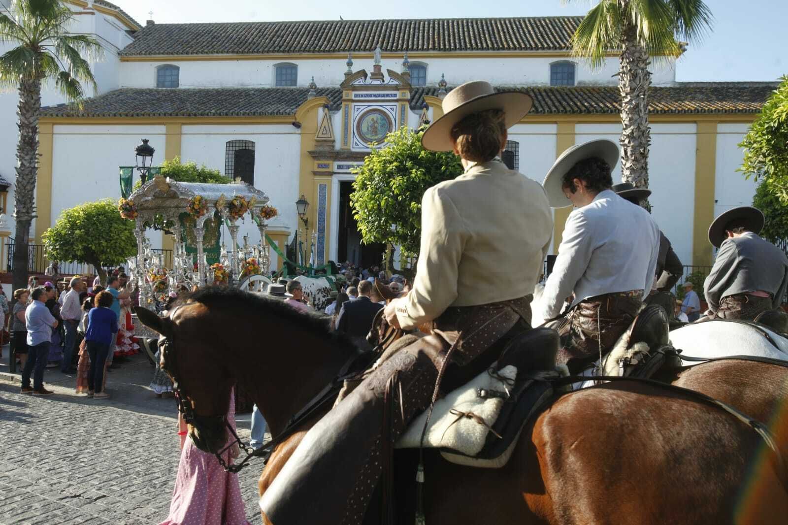 La salida de la Hermandad del Rocío de Pilas, en imágenes