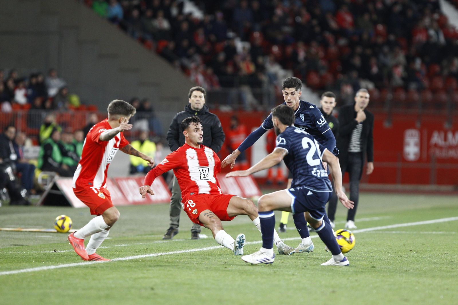 La U.D. Almería empata a uno contra el Cádiz y es campeón de invierno, en imágenes