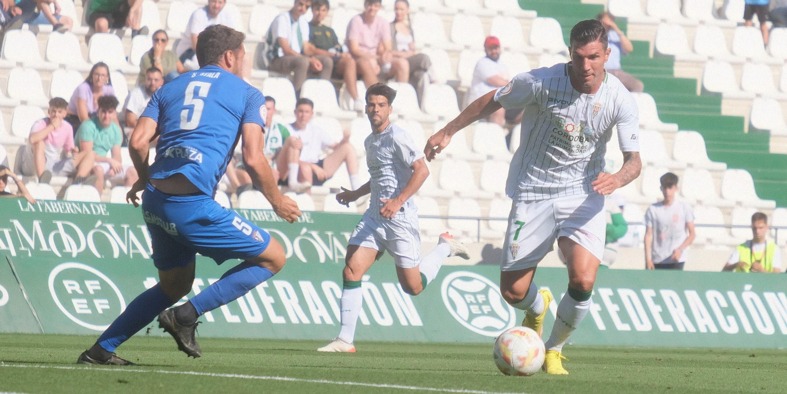 Willy Ledesma regatea a Ayala en el Córdoba CF - San Fernando.