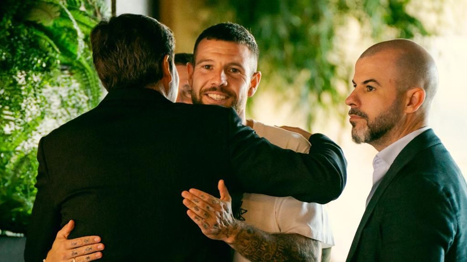 Ángel Haro y Ruibal se saludan en presencia de Manu Fajardo.