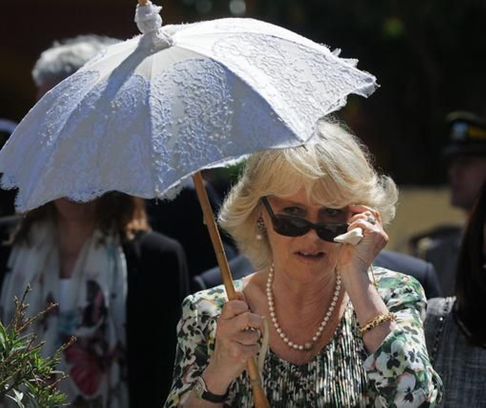 La esposa del Príncipe Carlos se baja las gafas para contemplar su llegada al Ayuntamiento.

Foto: Cristina Quicler (AFP)