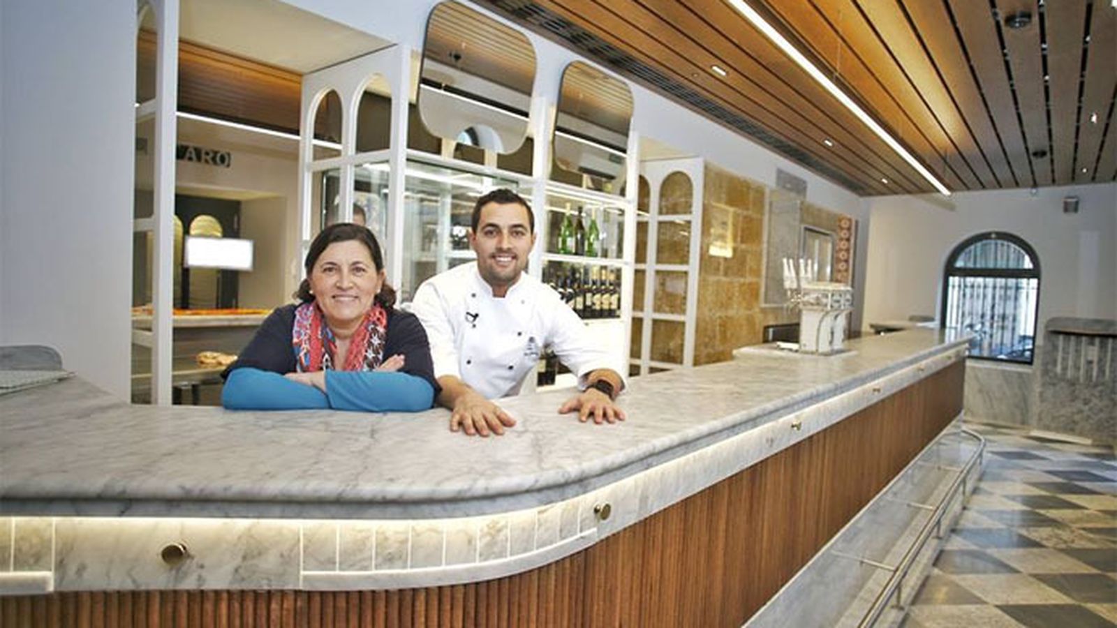 Maite Córdoga, la gerente de El Faro, con el director gastronómico del establecimiento, Mario Jiménez, posan en la recién estrenada nueva barra.