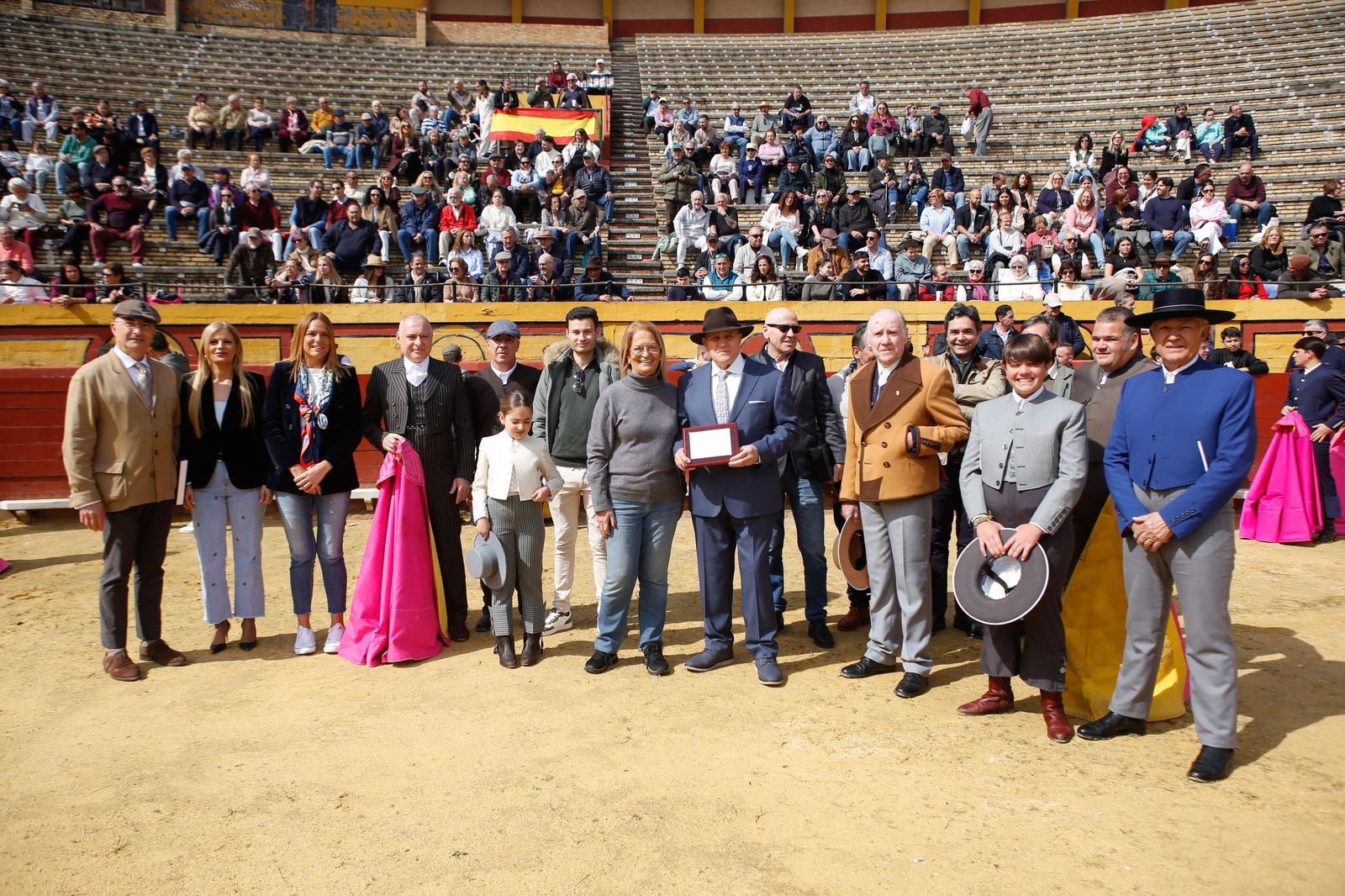 La clase magistral solidaria de Miguelete en la plaza de toros de Las Palomas de Algeciras, en imágenes
