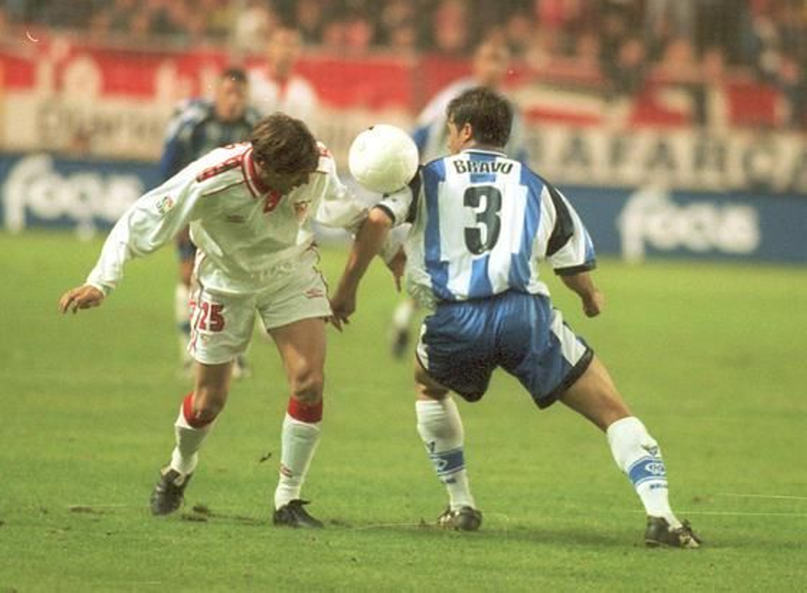 5. Bravo

La posición del paleño garantizaba dureza y un buen número de tarjetas a lo largo de los años que estuvo en la disciplina malacitana. Más allá de ser central, Bravo aportaba un plus de agresividad a su juego que fue traducido por los árbitros en siete expulsiones. El tercer jugador más expulsado de la historia del Málaga CF, pero no se le recuerdan feas entradas. Jugaba al límite pero era noble. 

Foto: Malaga Hoy