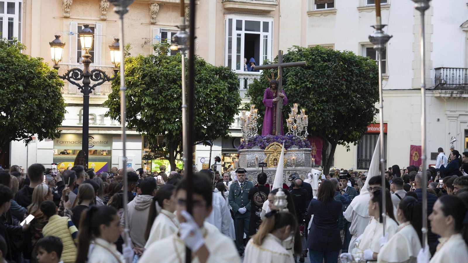 Imágenes de la salida del Nazareno de la Obediencia en la Semana Santa de Cádiz 2025