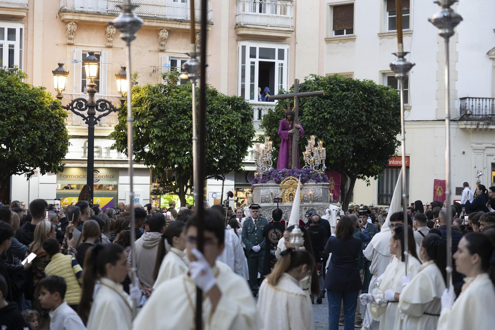 Imágenes de la salida del Nazareno de la Obediencia en la Semana Santa de Cádiz 2025