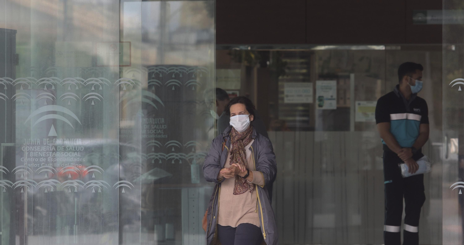 Una mujer sale de un centro de salud.