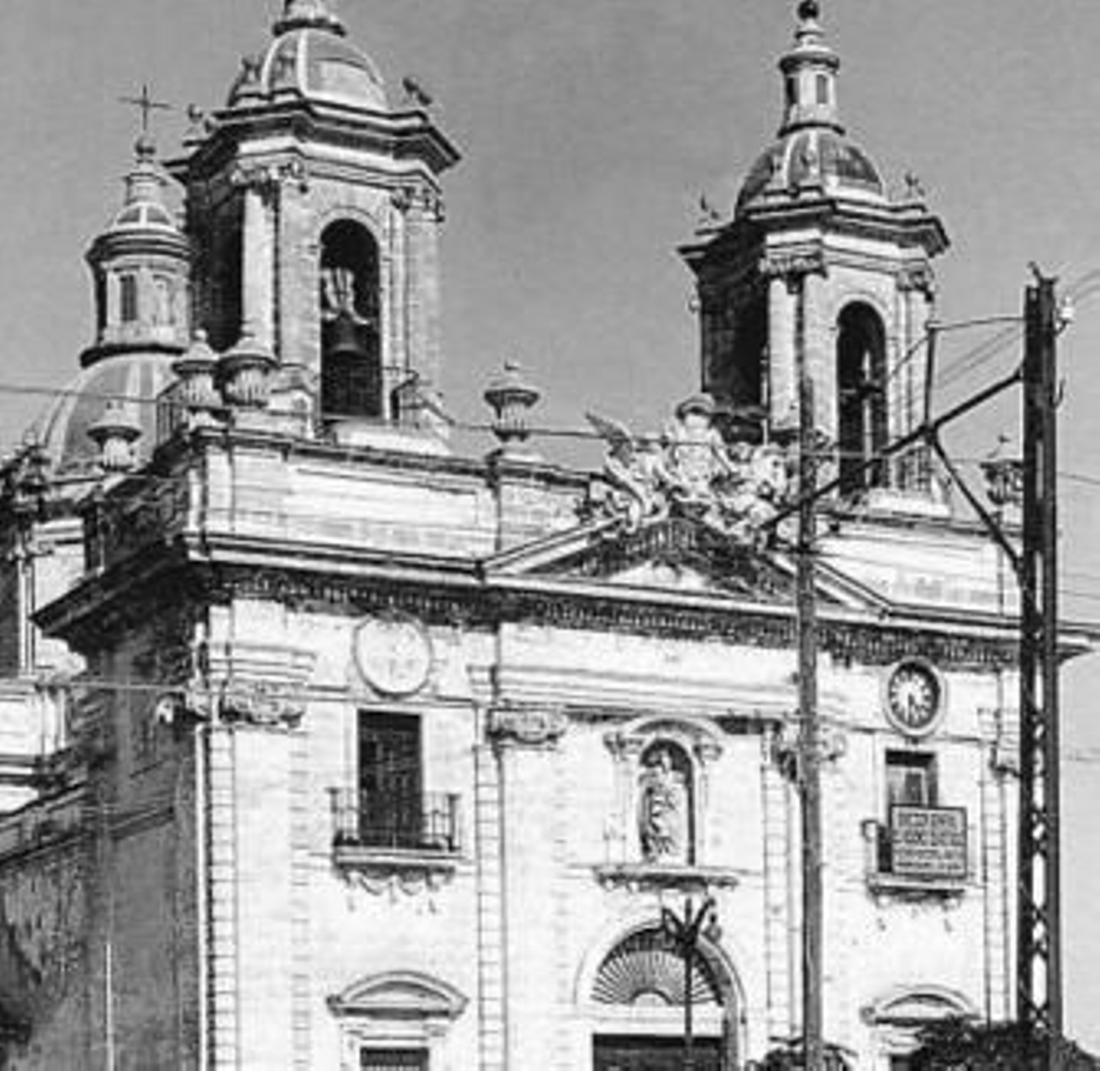 Imagen de archivo de San José, con el escudo en la fachada.