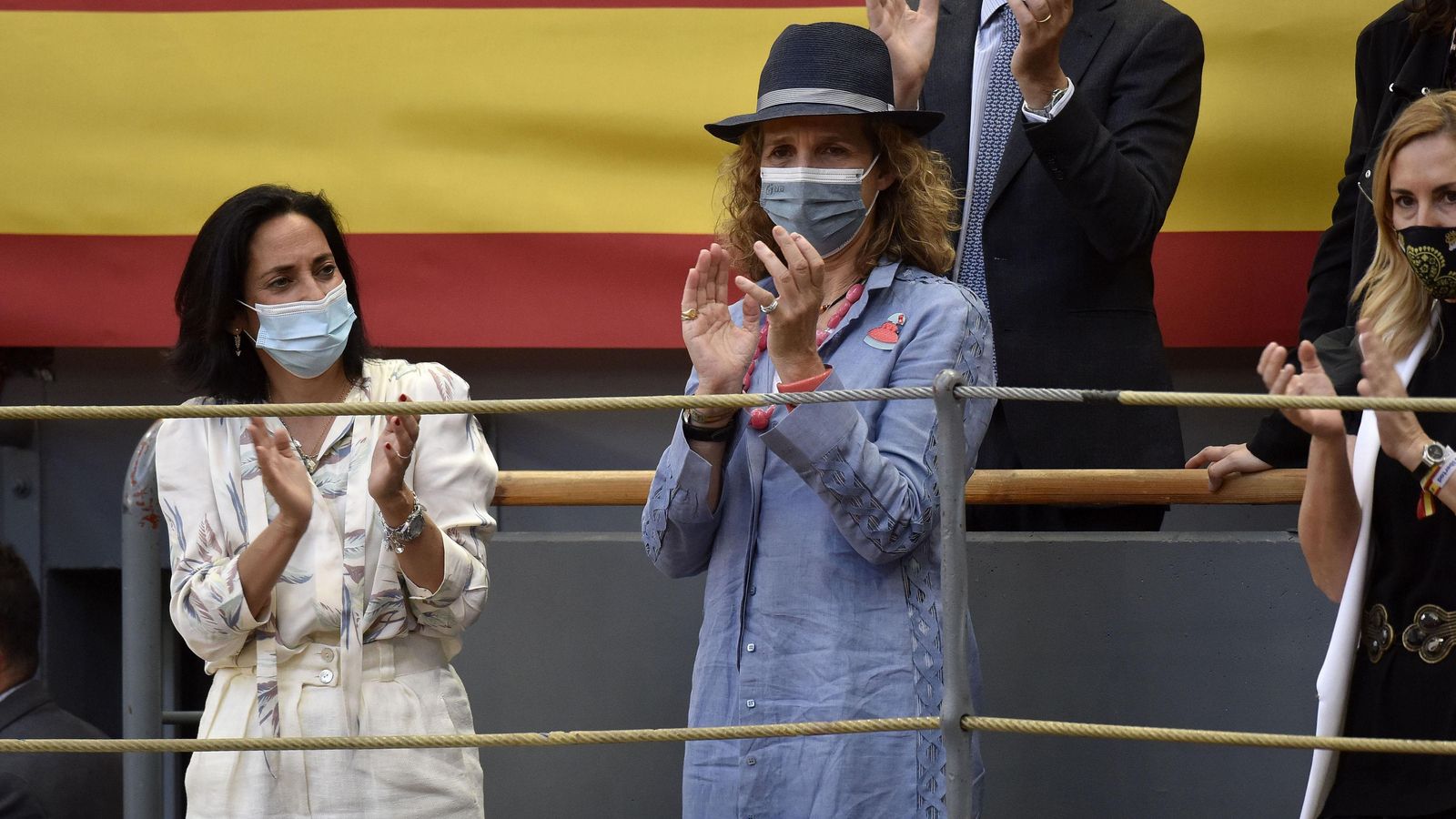 La Infanta Doña Elena de Borbón disfruta de una tarde de toros en el tendido del palacio de Vistalegre.