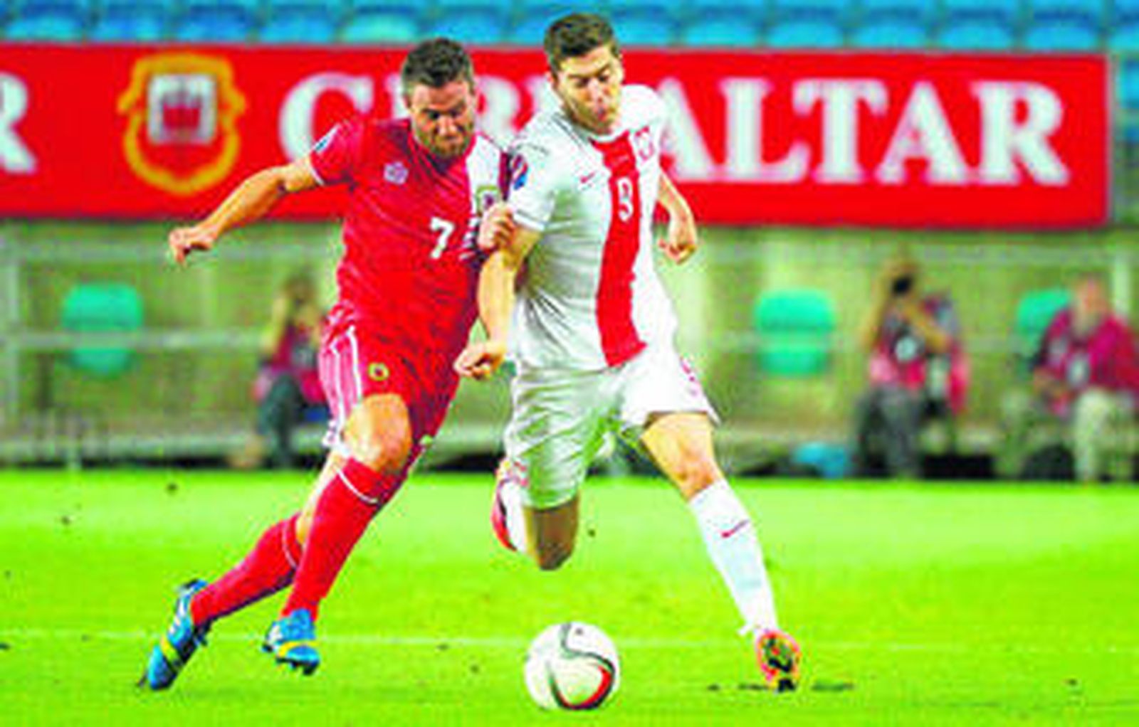 Lee Casciaro y Lewandowski (d.), en el Gibraltar-Polonia del pasado clasificatorio para la Eurocopa.