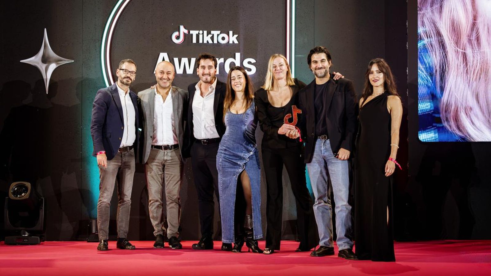 El equipo de la firma Desigual que recogió el galardón de TikTok