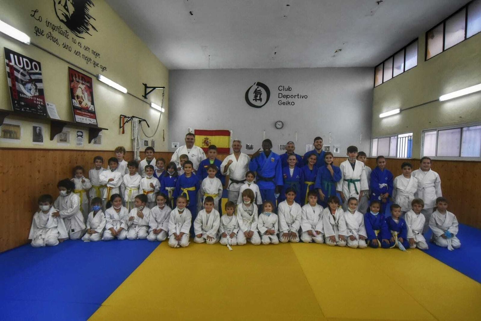 Los más pequeños del Club Geiko, con sus técnicos y la olímpica María Bernabéu