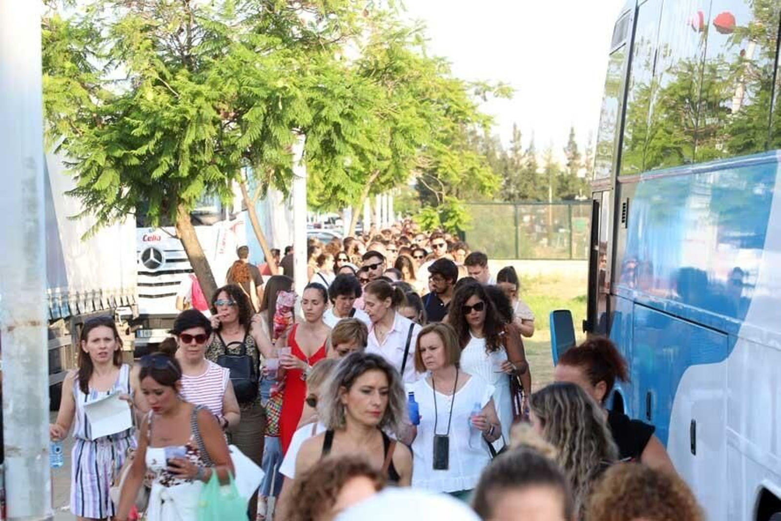Imágenes del ambiente previo al concierto de Manuel Carrasco en Huelva