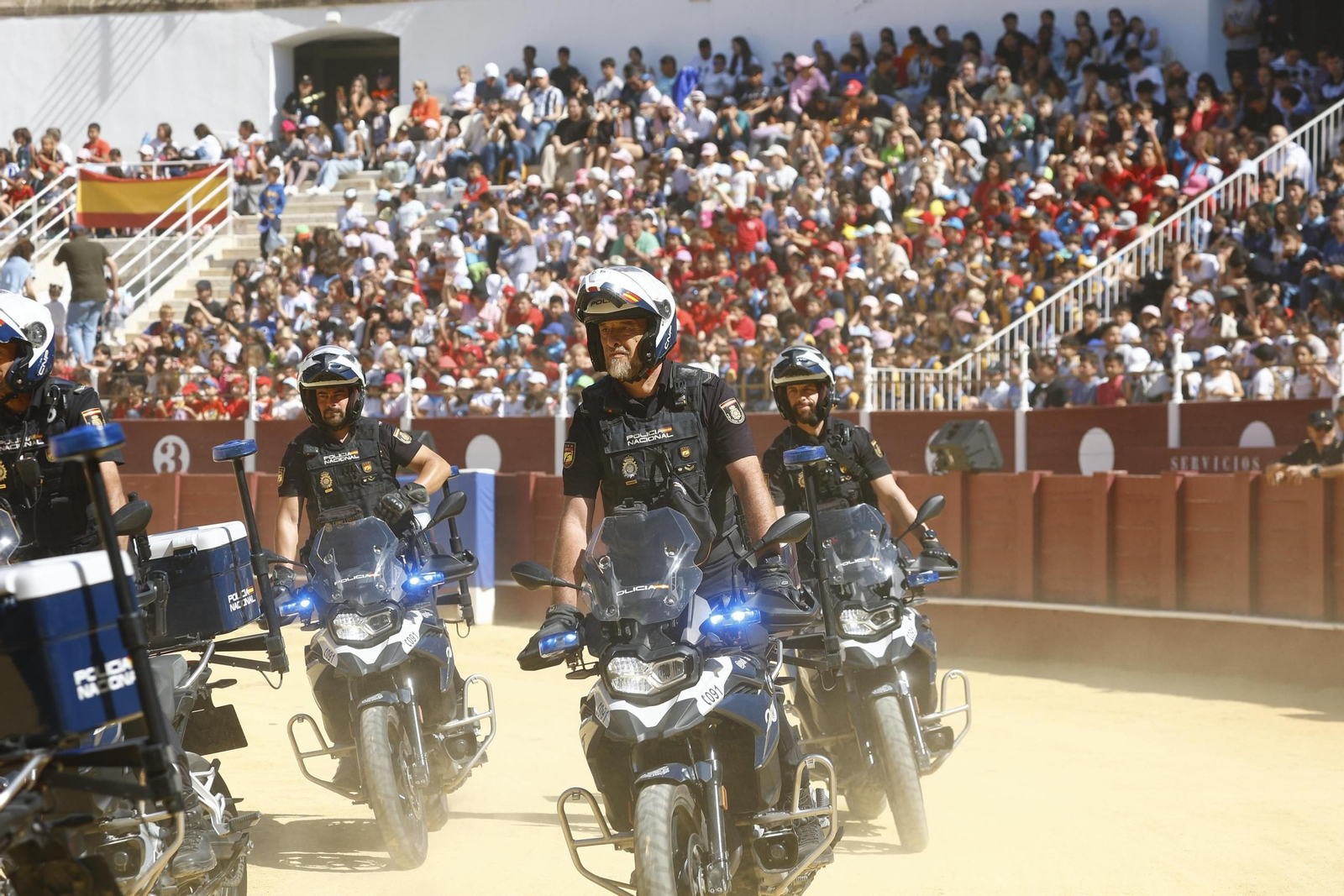 Drones, grupos especiales y unidades caninas: La Policía se exhibe ante miles de escolares en Málaga