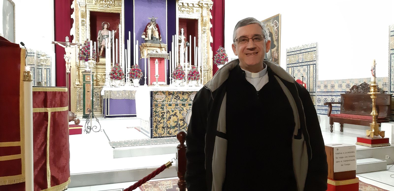 Francisco José Blanc ante el altar de la iglesia de San Román
