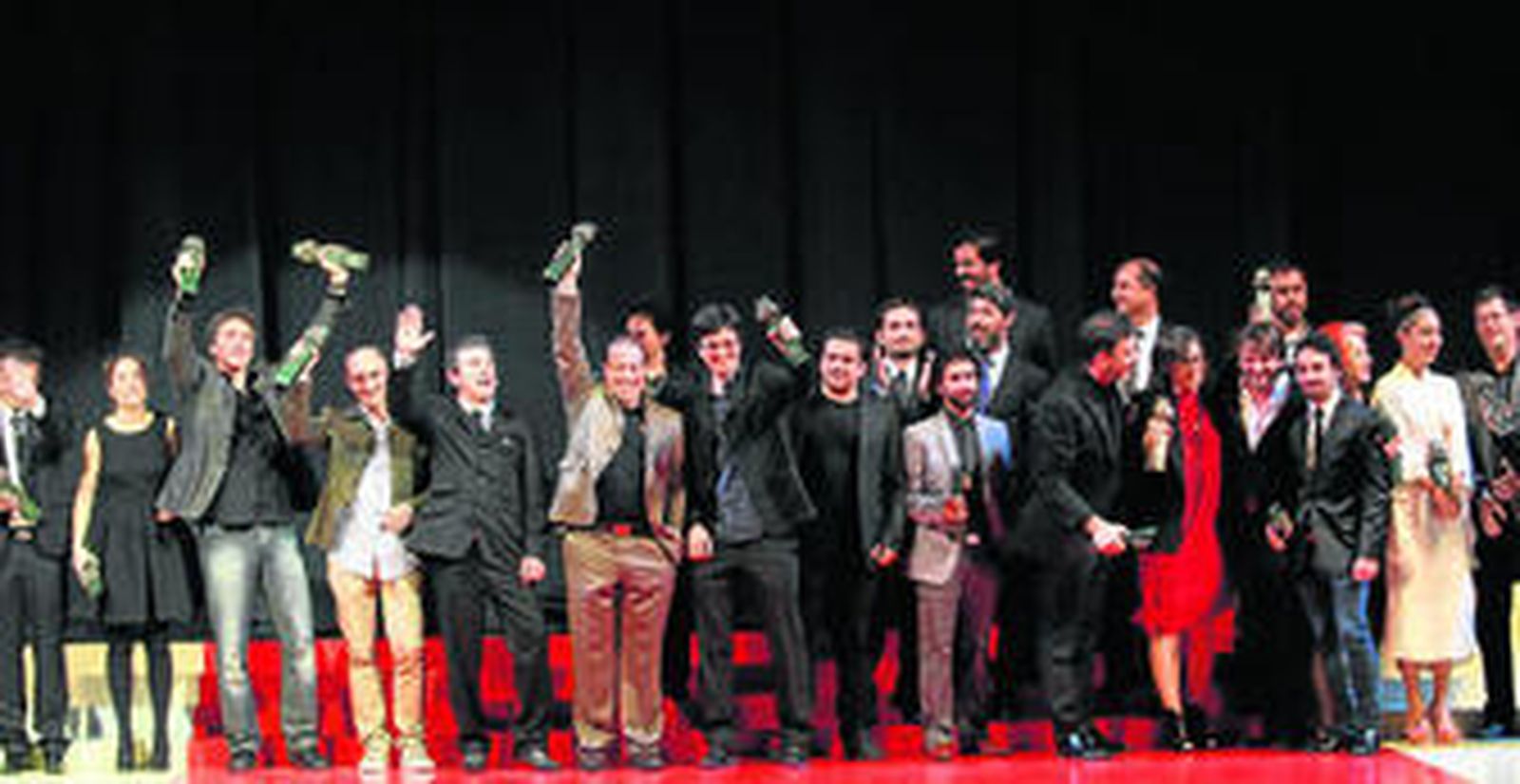 Los premiados de la decimocuarta edición del festival, con sus Biznagas, ayer, en el Teatro Cervantes.
