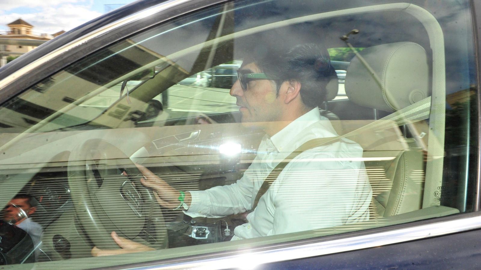 Haro llega a la reunión del consejo.