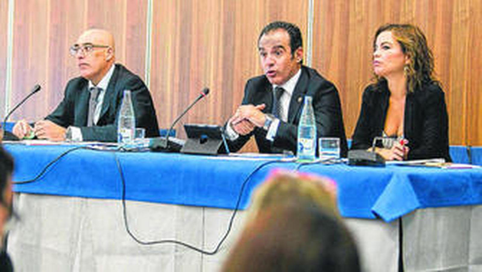 Víctor Moreno, en el centro, durante su intervención en la Jornada de ayer.