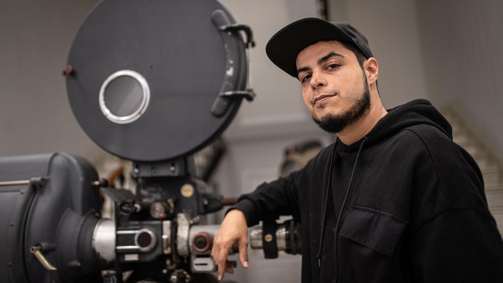 David Sainz junto a un proyector de cine en la Casa Colón.