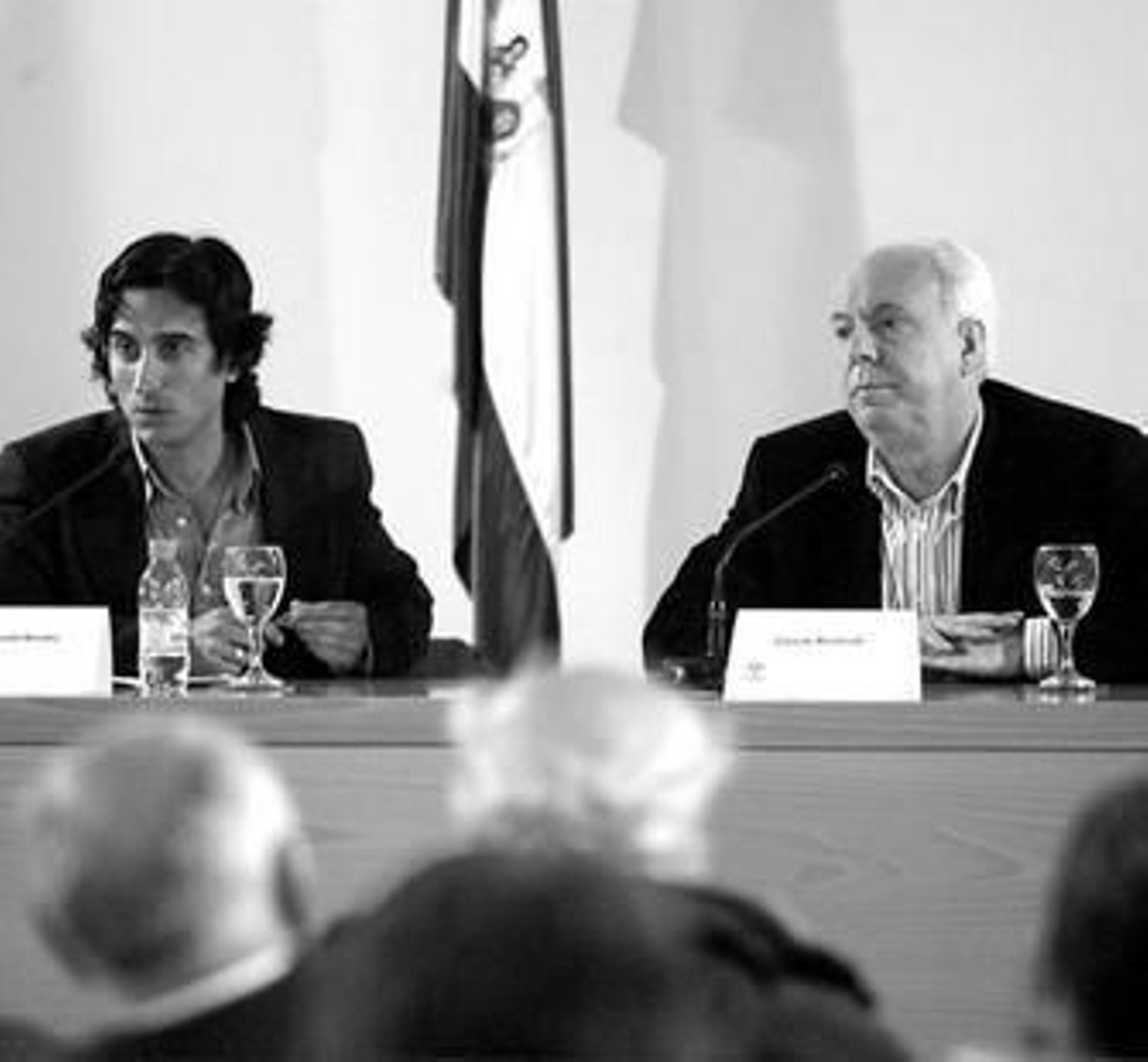 José Jurado y Eduardo Mendicutti, durante un momento de su intervención en la Biblioteca Provincial.