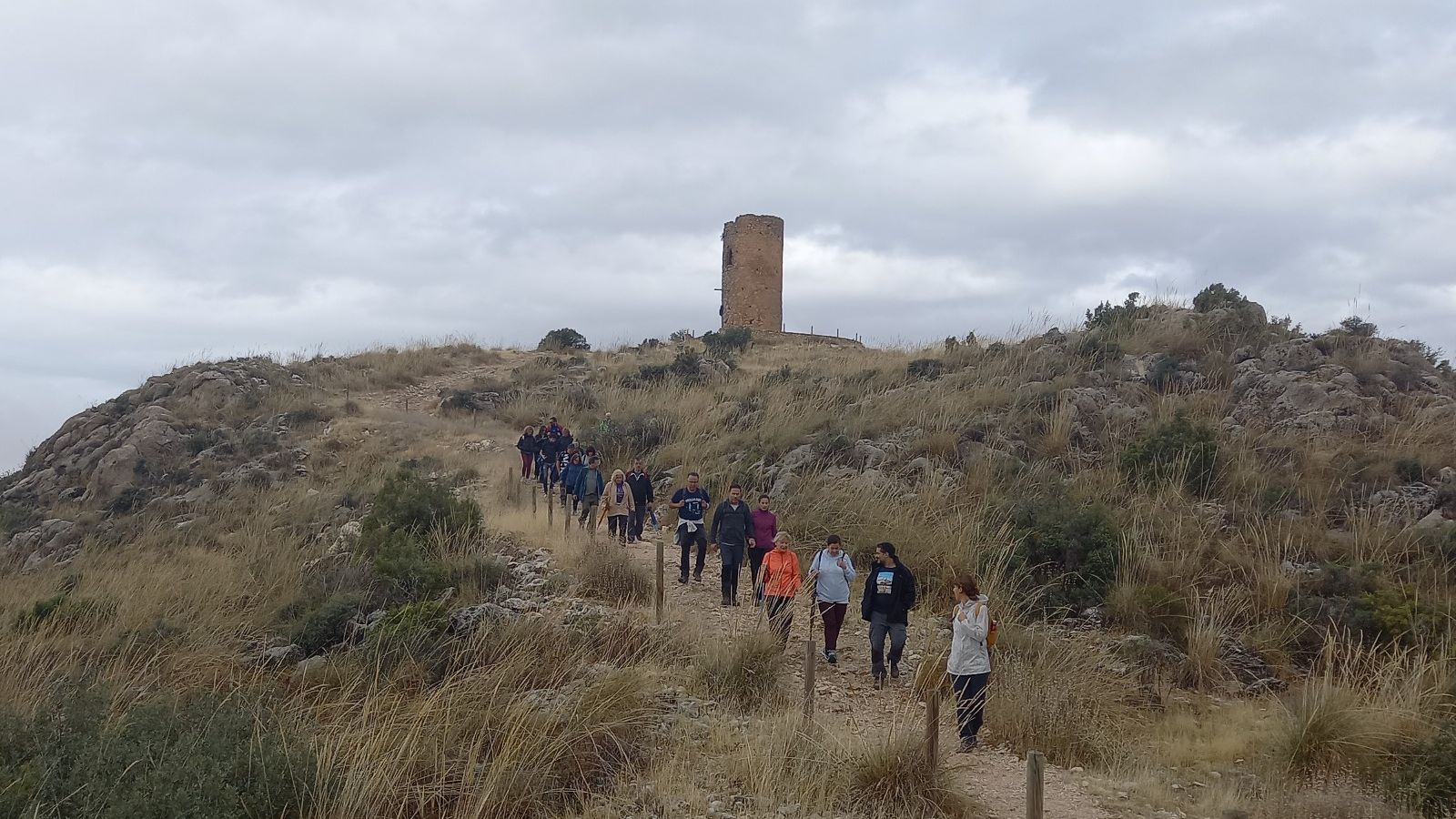 Participantes de una de las rutas pasan por el Torreón de Cogollos