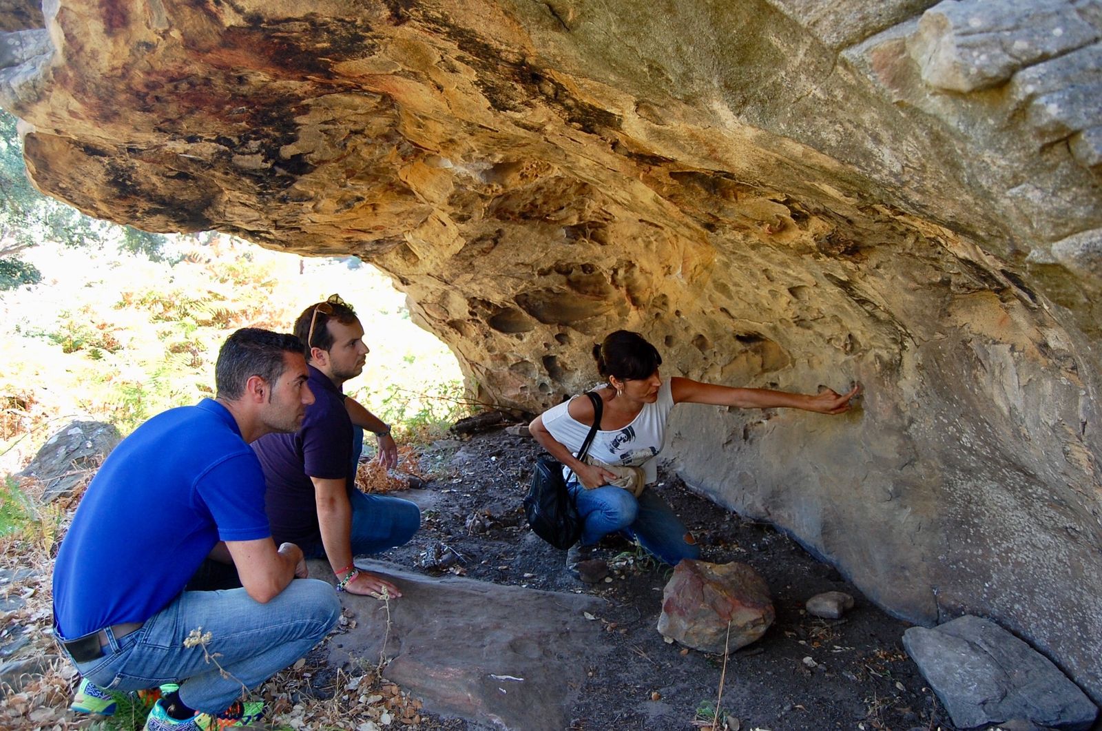 Los concejales atienden a las explicaciones de la arqueóloga municipal
