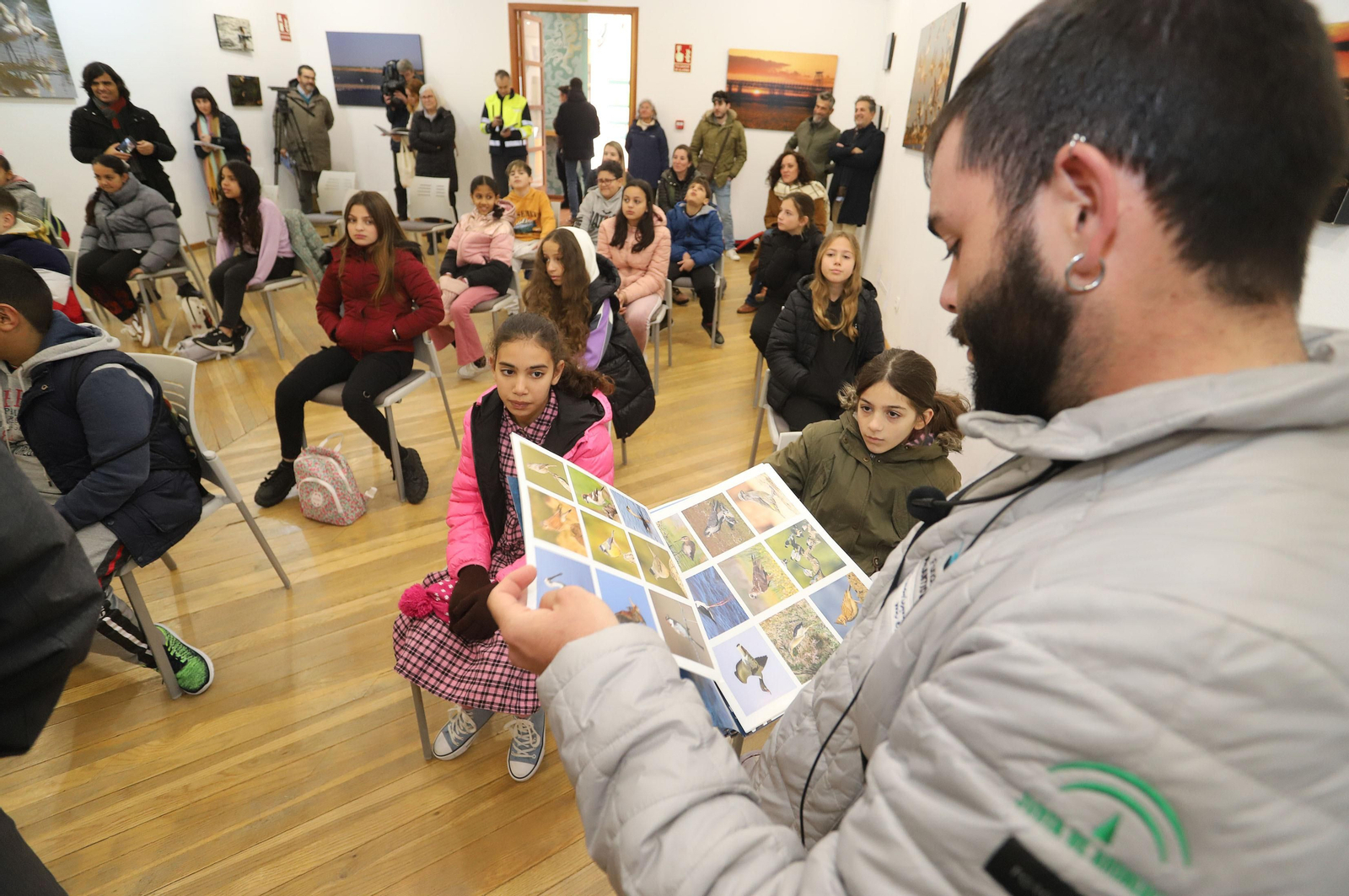 Imágenes de la presentación del primer álbum de fichas adhesivas de la avifauna del Paraje Natural Marismas del Odiel