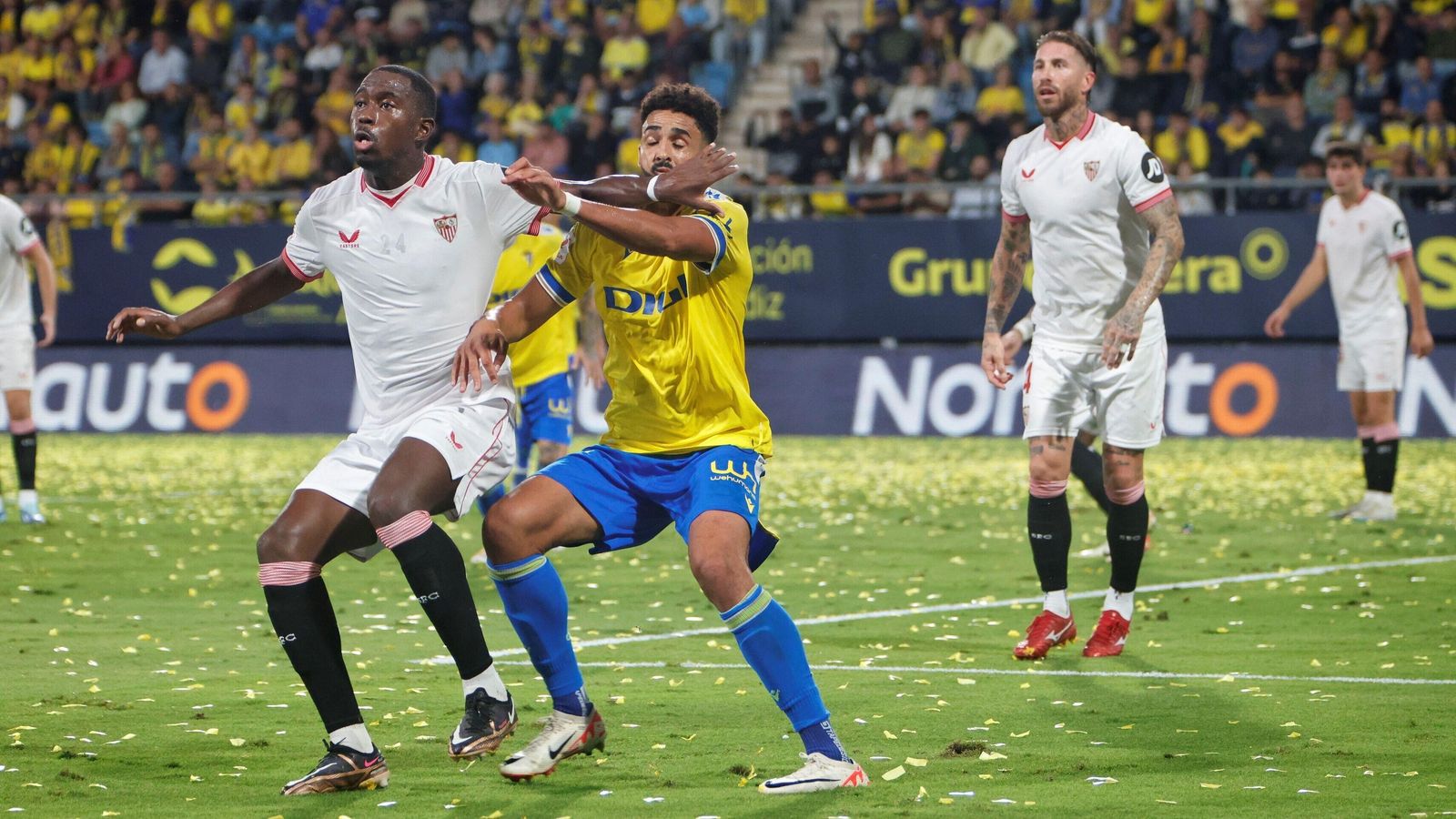 Soumaré trata de ganar la posición con Chris Ramos.