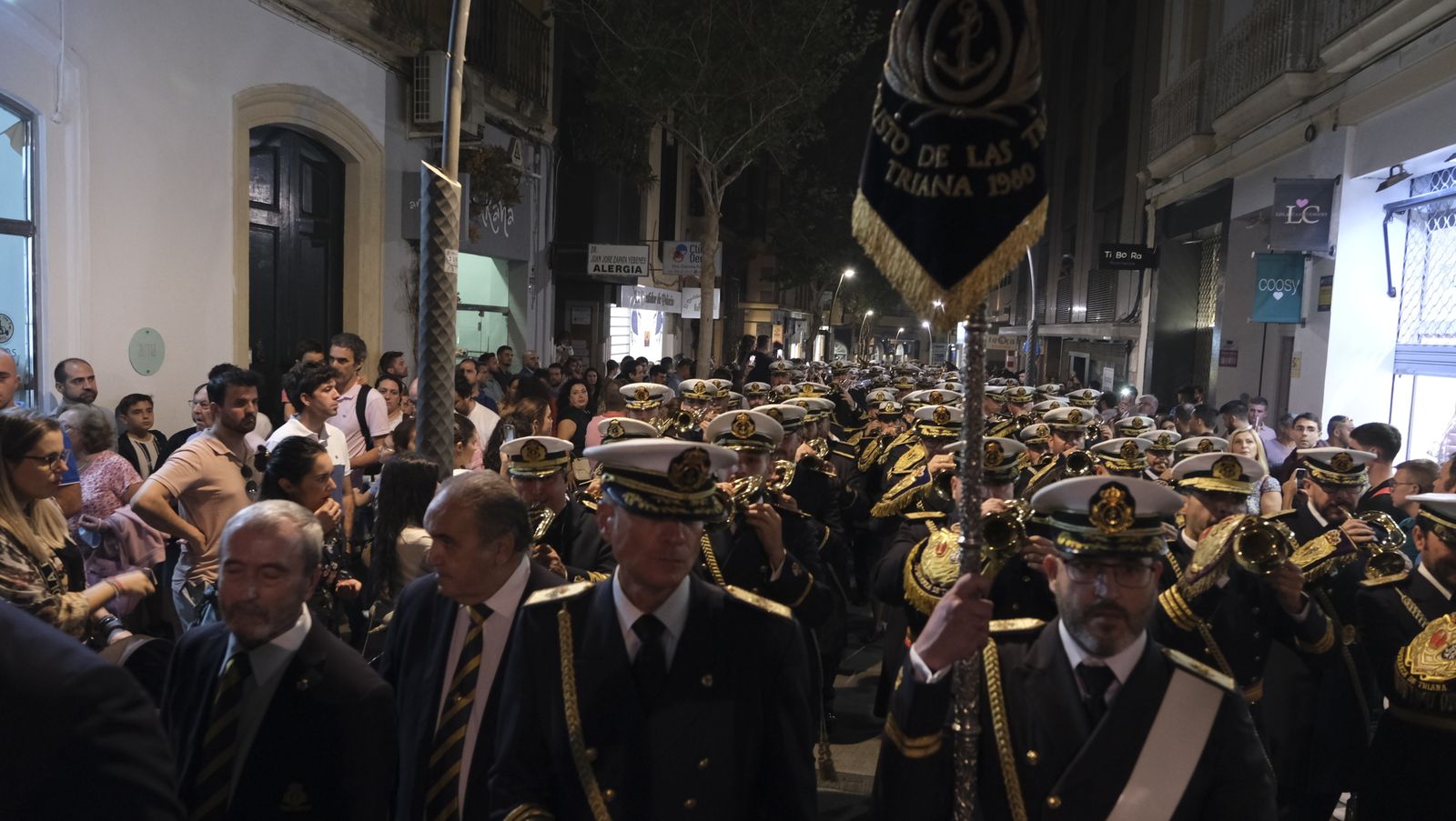 Imágenes de La Magna por las calles de Almería