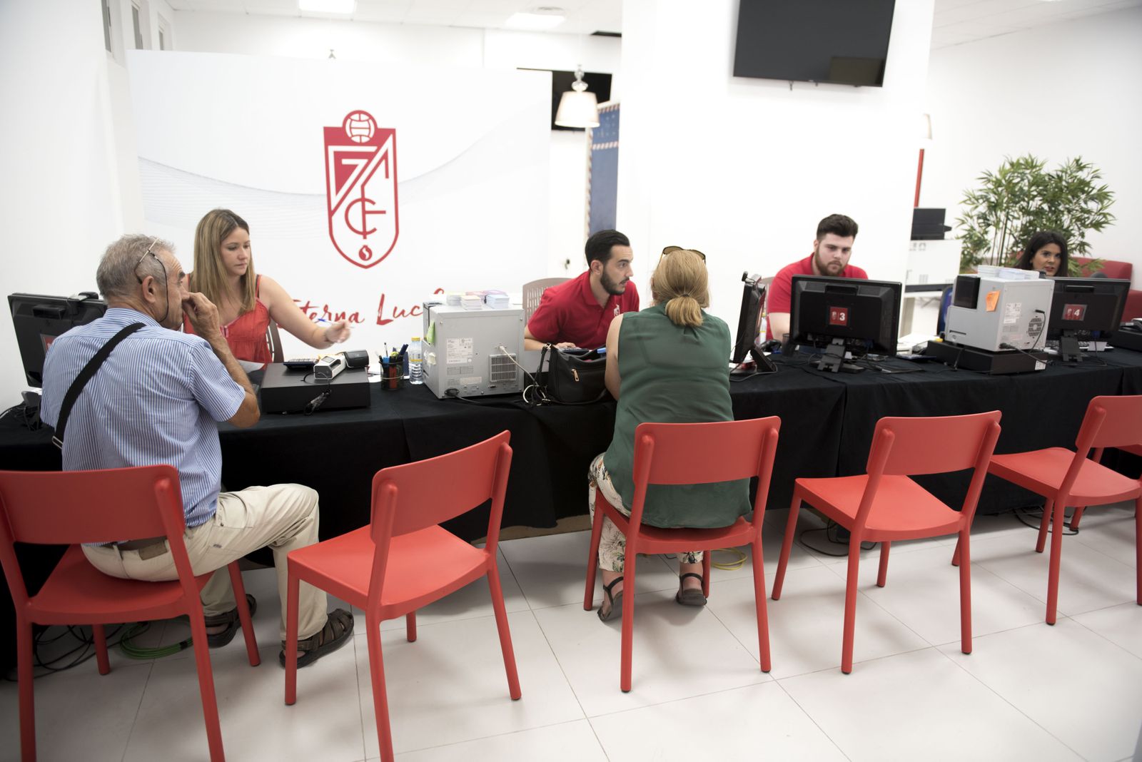 Los abonados podrán renovar sus carnets de manera presencial y online.