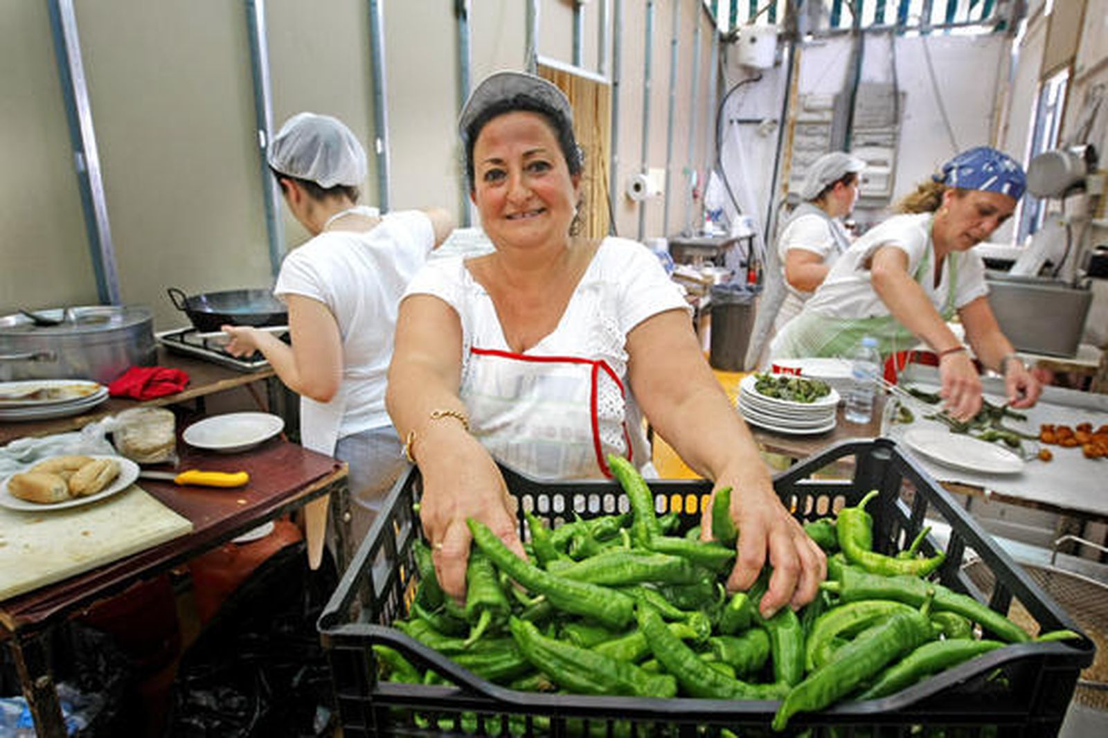 Entre pimientos. Juana Blanco, la cocinera de ‘Holcim’, fotografiada ayer en el recinto ferial.  Foto: Pascual