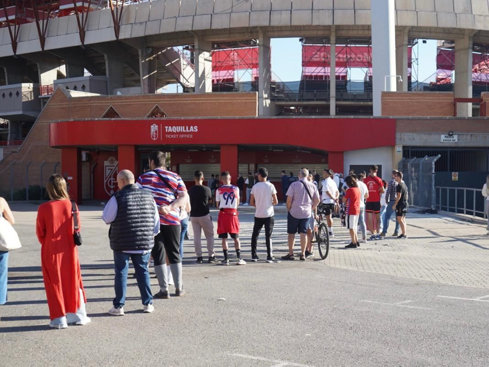 Los abonados y aficionados podrán adquirir los suplementos y entradas tanto en las taquillas como de manera online.