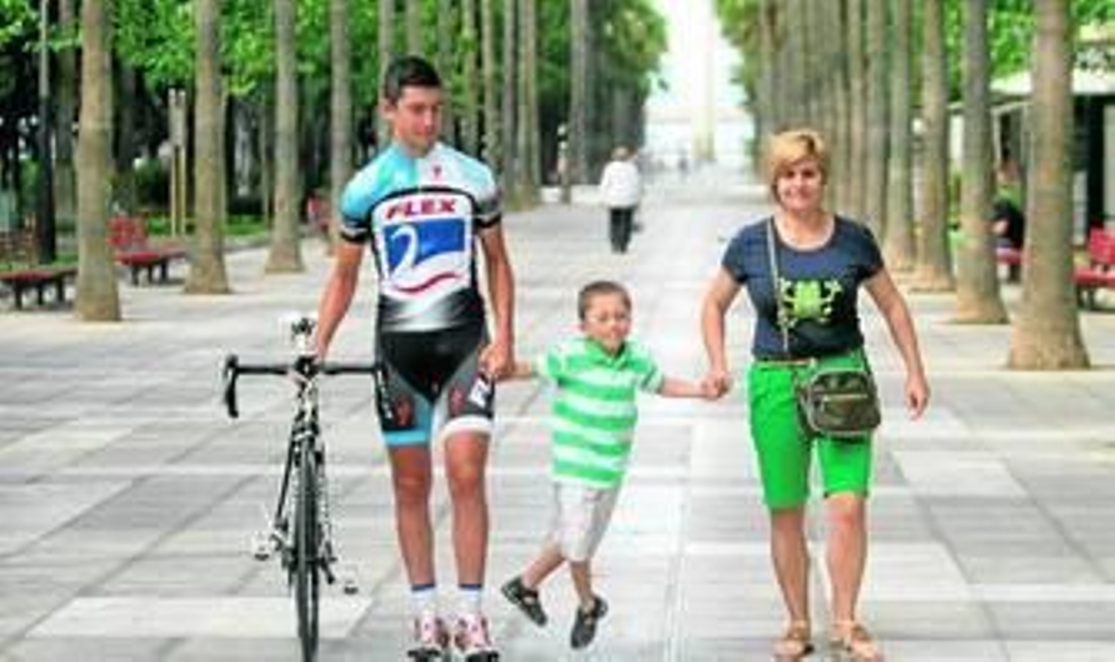 Fran pasea feliz de la mano de su madre y de Antonio.