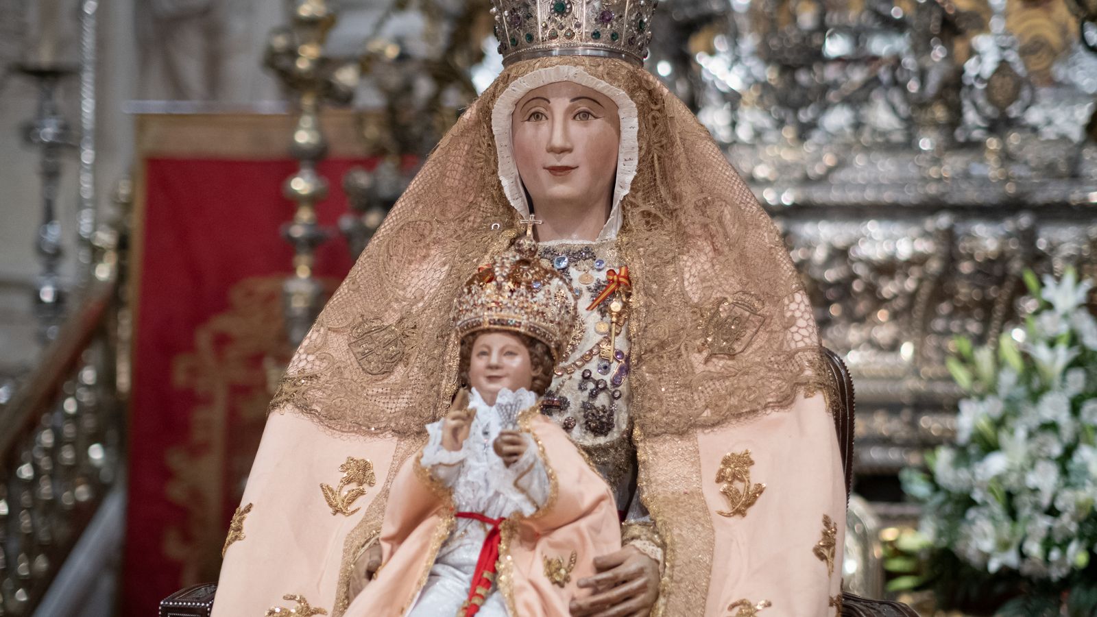 La Virgen de los Reyes durante su veneración