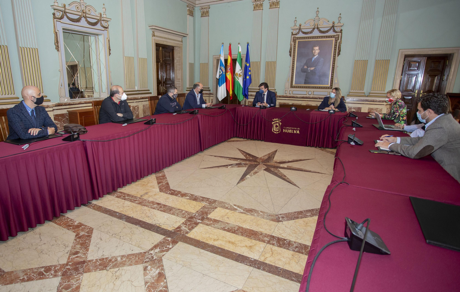 Reunión del alcalde con los representantes del comercio de la capital.