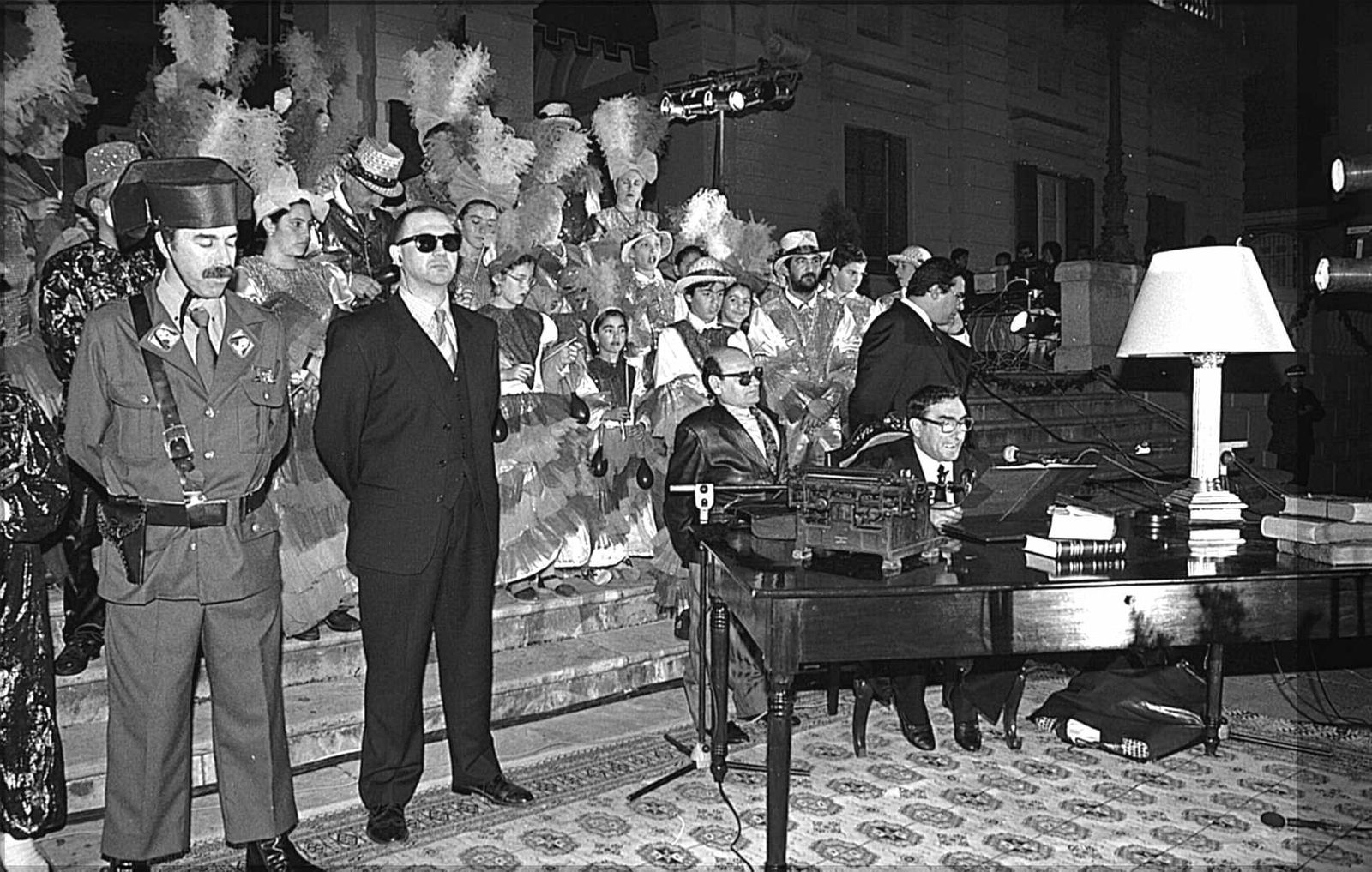 El Pregón del Carnaval que pronunció Juan Rivero en 1997, disfrazado del juez 'Cazón' y con una peculiar escolta