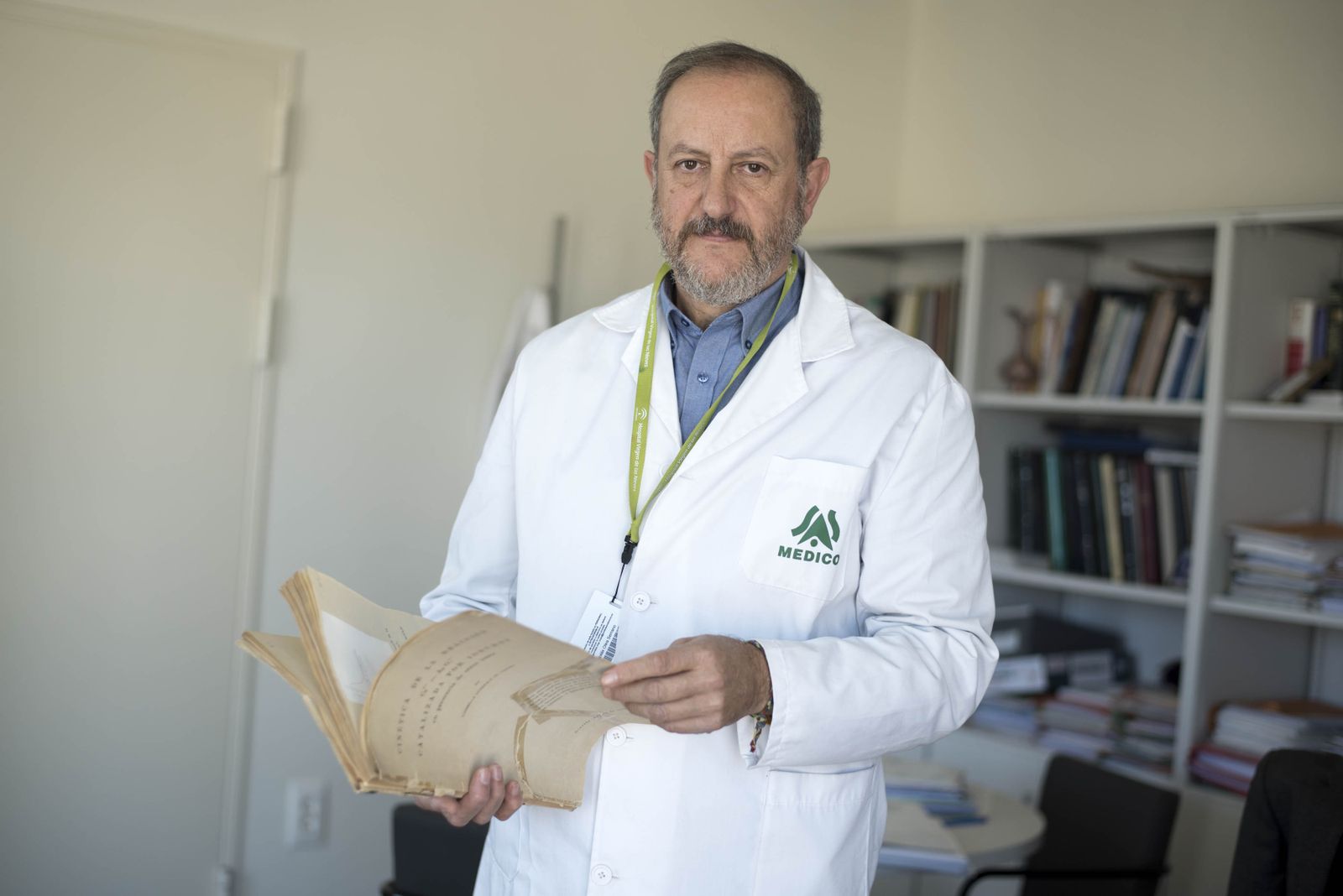 Nicolás Olea, director del IBS Granada, con la tesis de Gabriella Morreale.