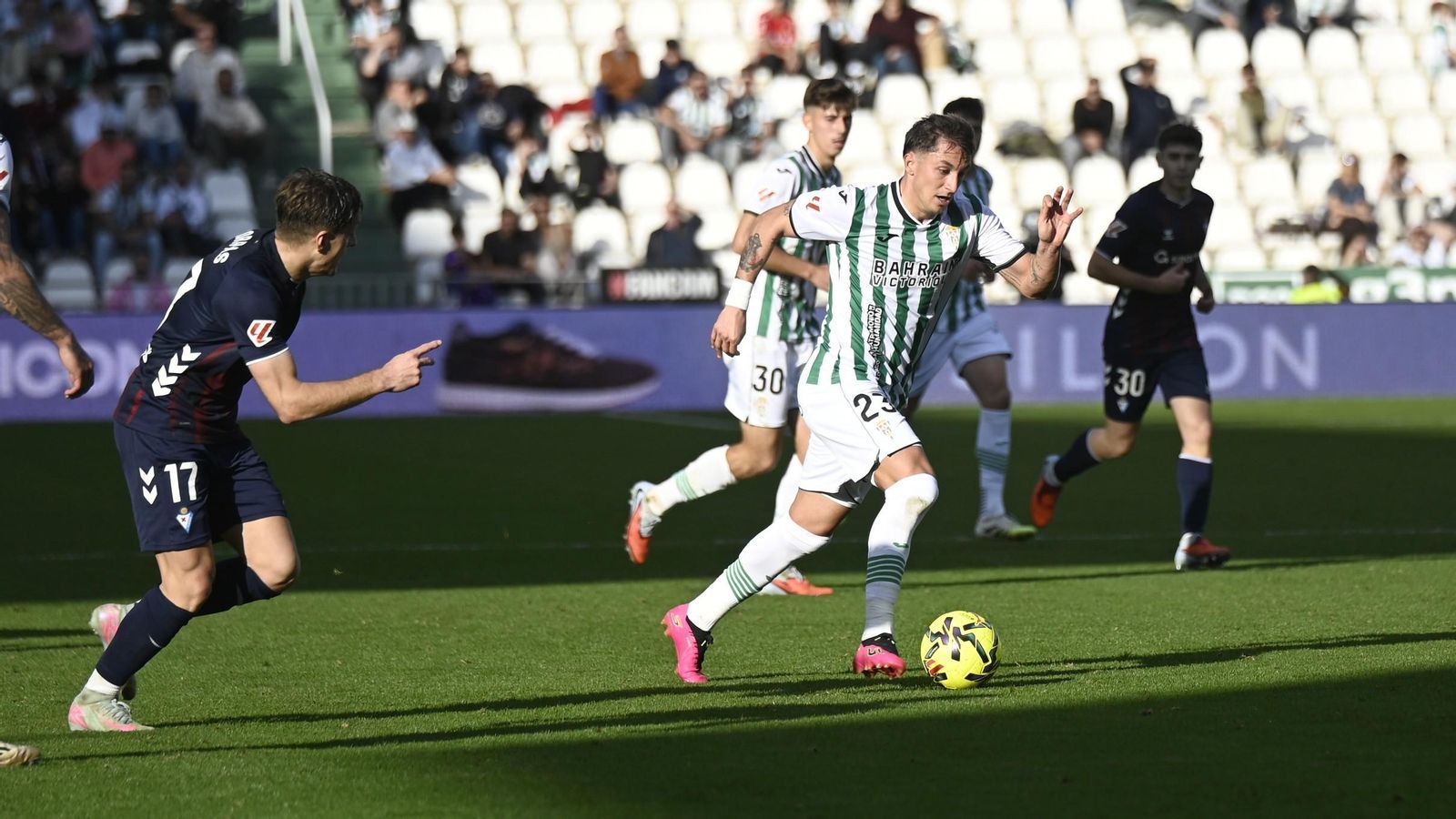 Carracedo controla el balón en presencia de Corpas.