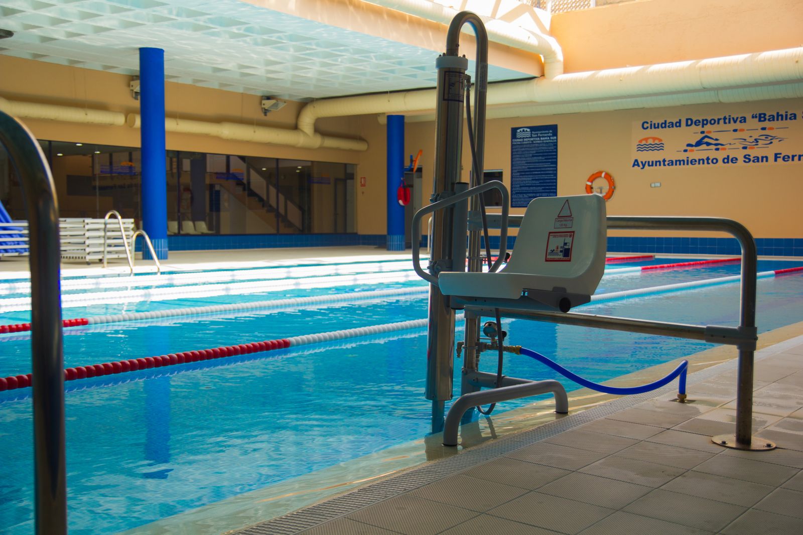 Elevador hidráulico que se ha puesto en la piscina de Bahía Sur.