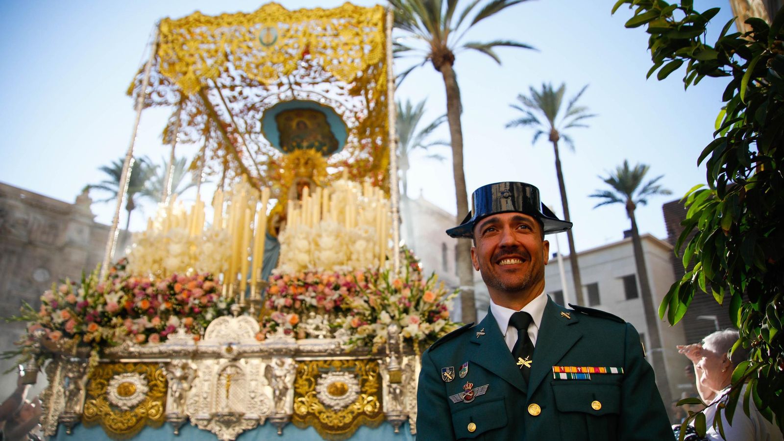 Vea la salida de la Hermandad de Los Ángeles de la Catedral de Almería