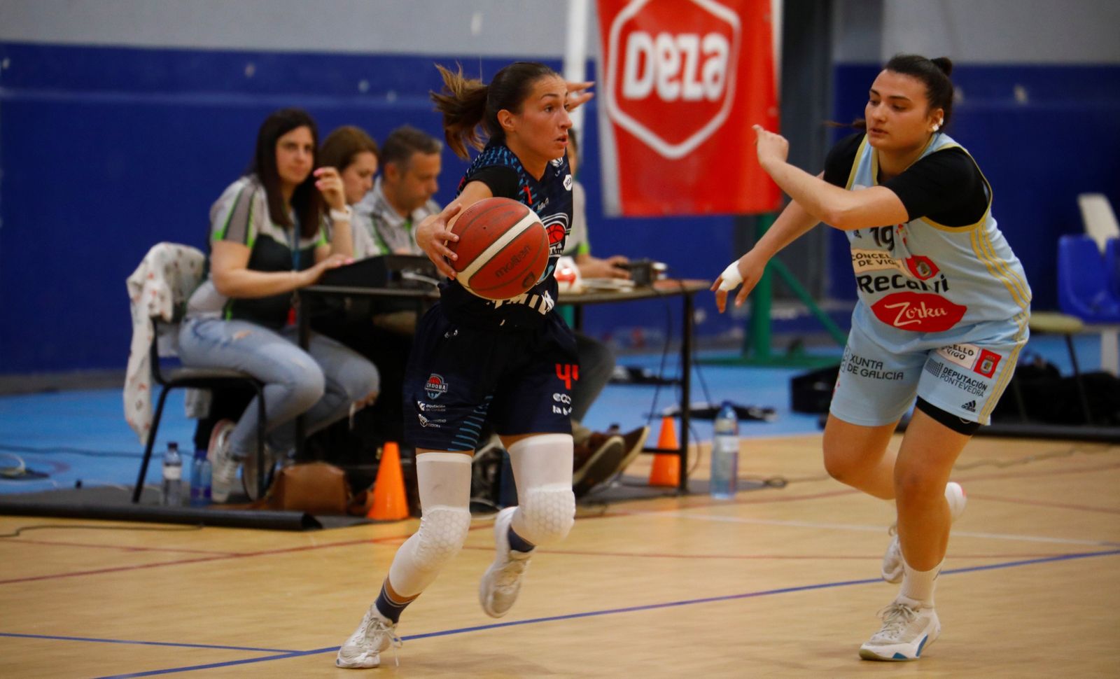 Sara Varga es presionada por una jugadora del Celta.